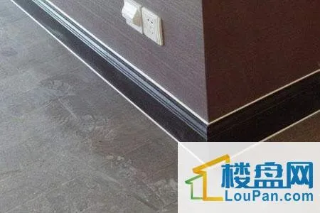 木质踢脚线尺寸踢脚线砖施工方法，金属踢脚线与木质踢脚线交接处理